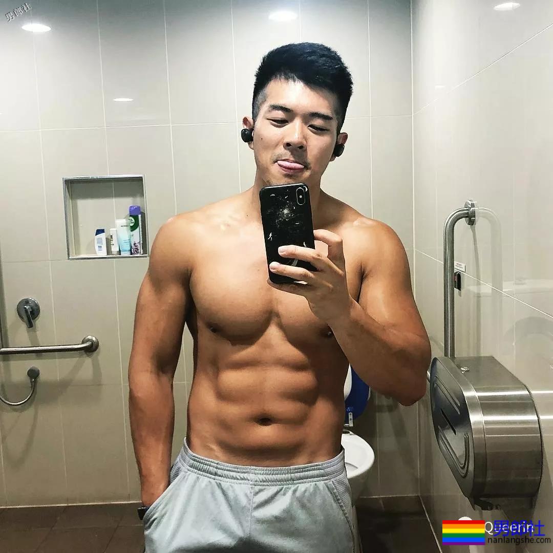 刷屏朋友圈的筋肉小叔竟是插画师？腱子肉和工作反差也太大！ - 51虹马