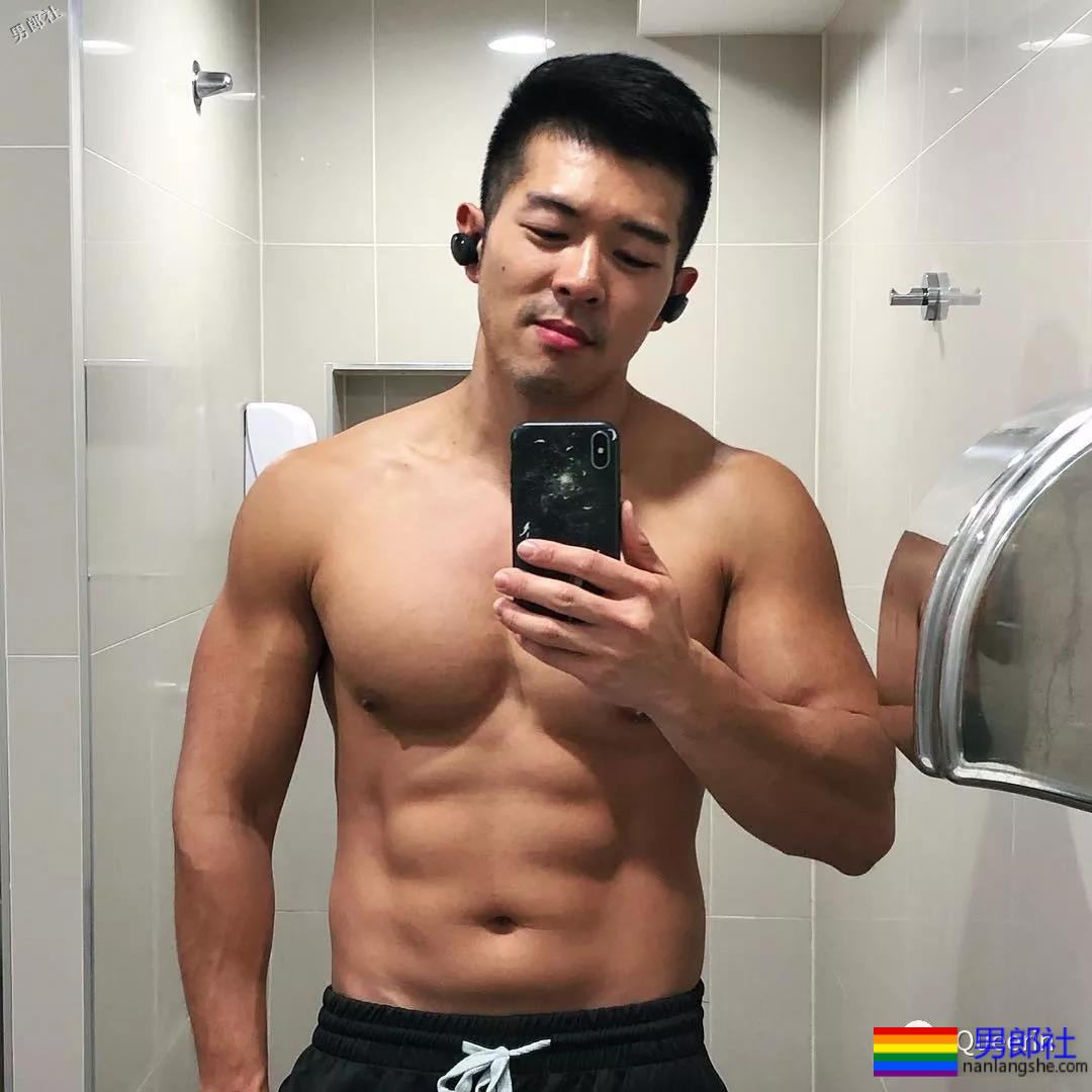 刷屏朋友圈的筋肉小叔竟是插画师？腱子肉和工作反差也太大！ - 51虹马