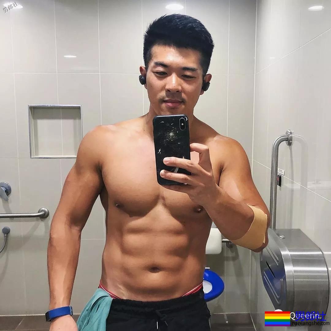 刷屏朋友圈的筋肉小叔竟是插画师？腱子肉和工作反差也太大！ - 51虹马