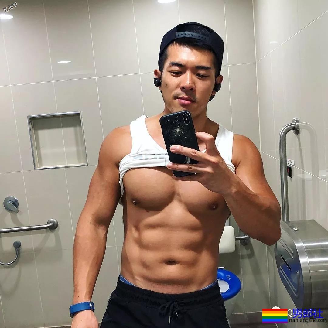 刷屏朋友圈的筋肉小叔竟是插画师？腱子肉和工作反差也太大！ - 51虹马