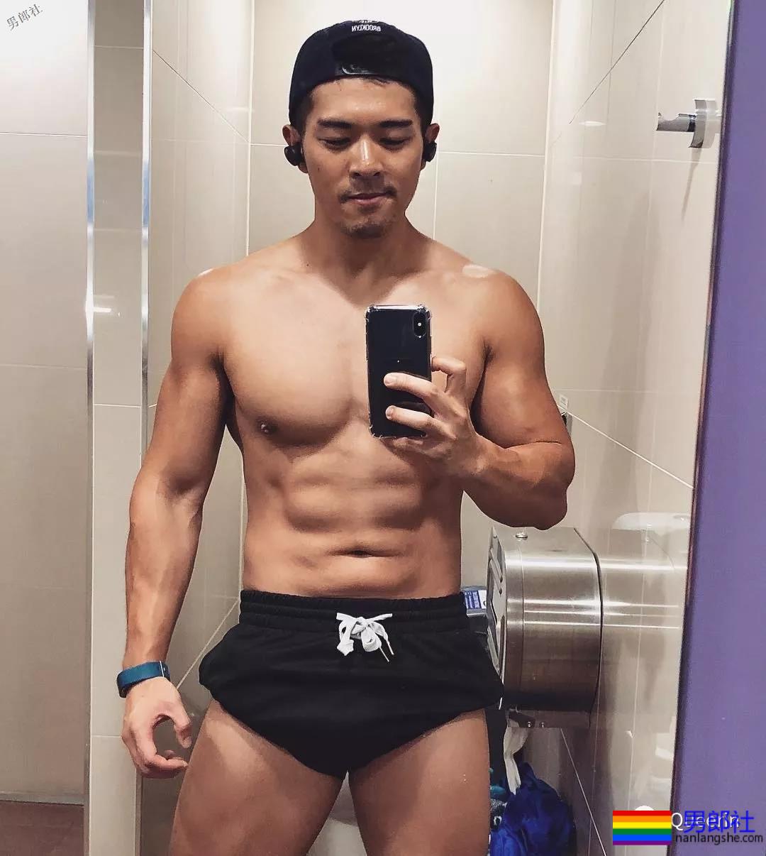 刷屏朋友圈的筋肉小叔竟是插画师？腱子肉和工作反差也太大！ - 51虹马