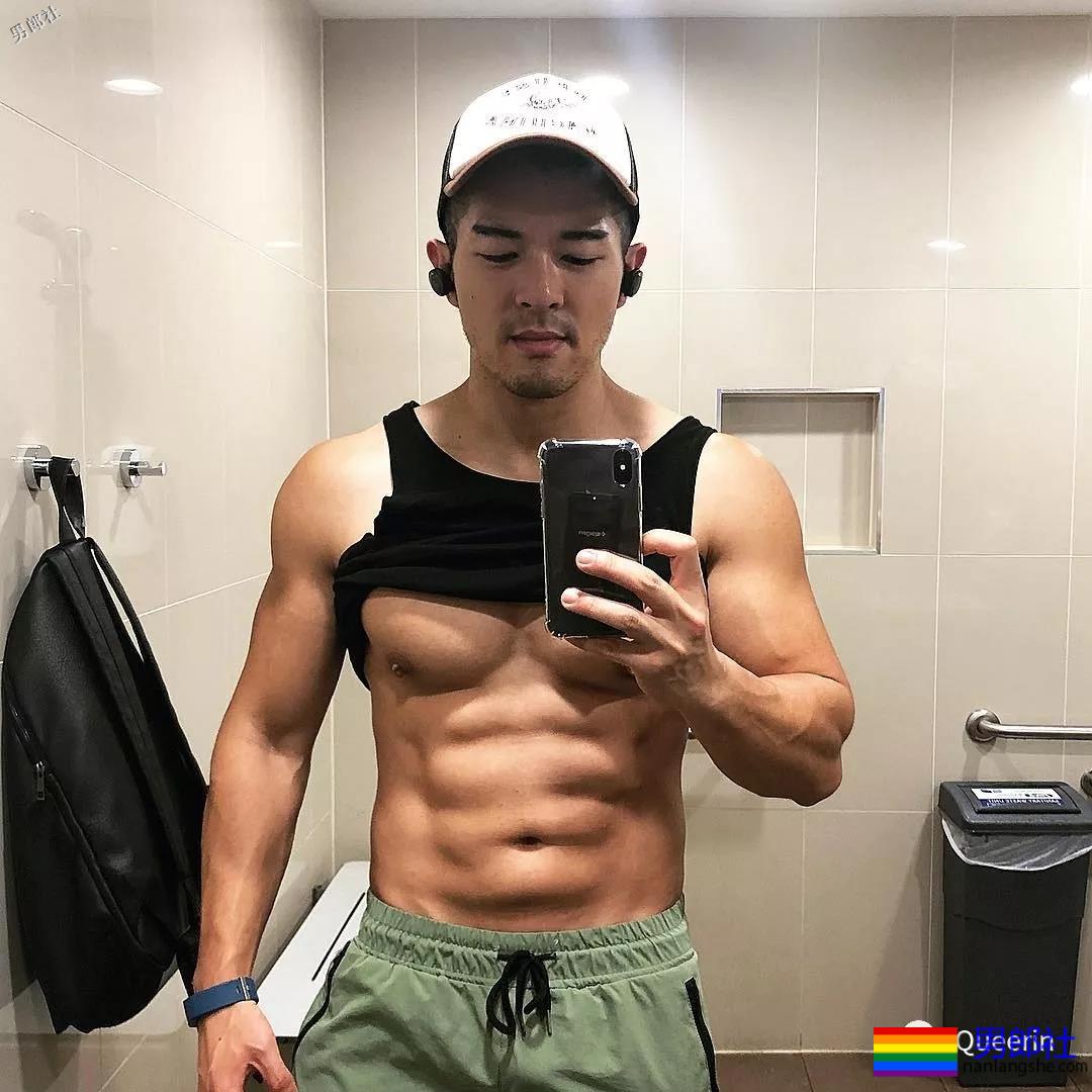 刷屏朋友圈的筋肉小叔竟是插画师？腱子肉和工作反差也太大！ - 51虹马