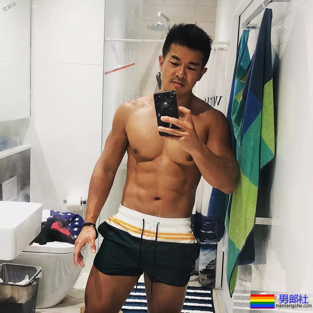 刷屏朋友圈的筋肉小叔竟是插画师？腱子肉和工作反差也太大！ - 51虹马