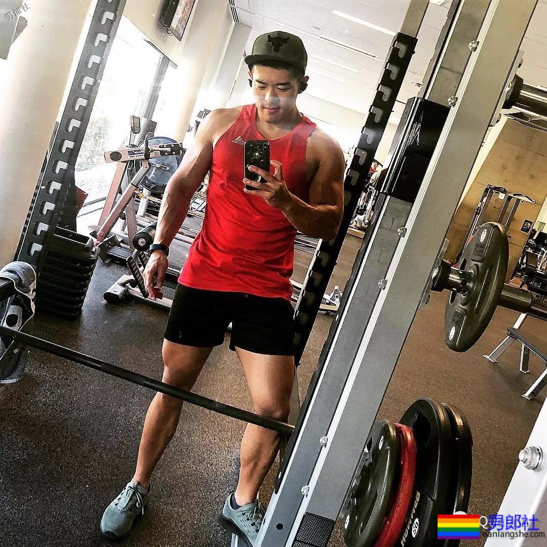 刷屏朋友圈的筋肉小叔竟是插画师？腱子肉和工作反差也太大！ - 51虹马