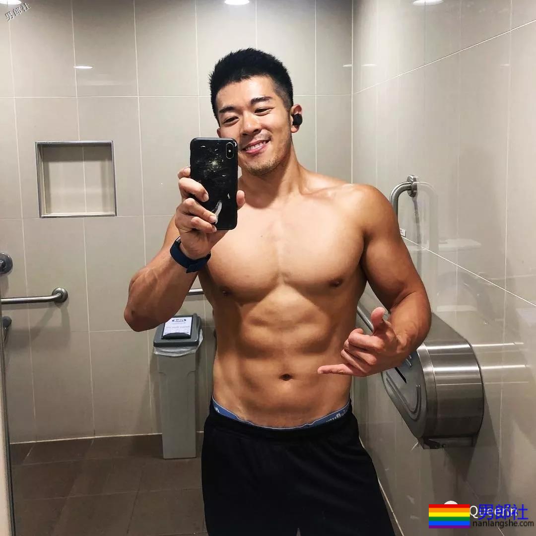 刷屏朋友圈的筋肉小叔竟是插画师？腱子肉和工作反差也太大！ - 51虹马