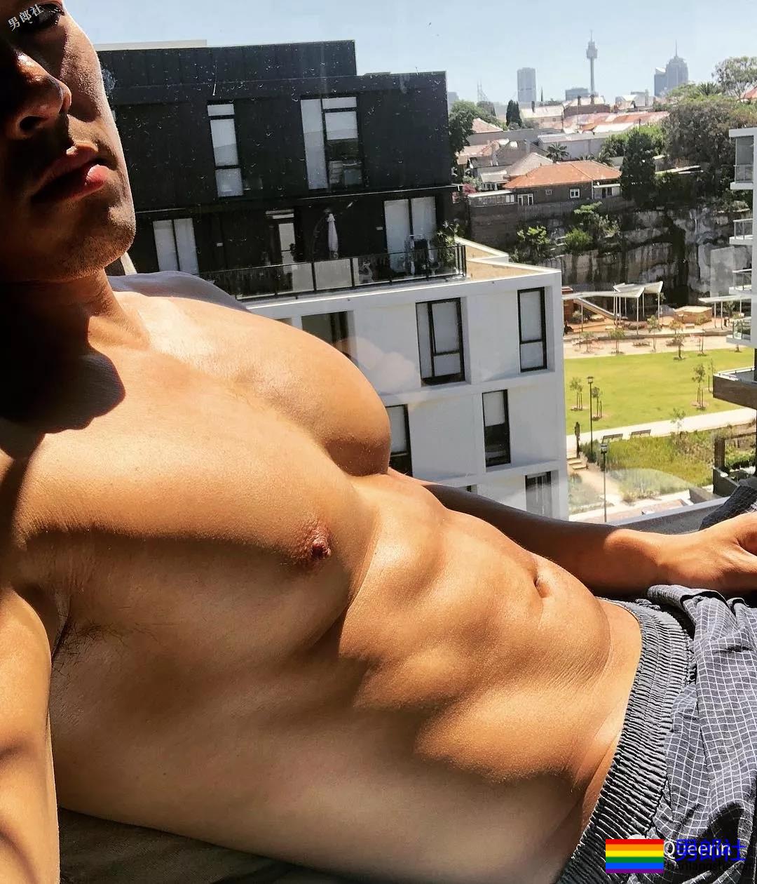 刷屏朋友圈的筋肉小叔竟是插画师？腱子肉和工作反差也太大！ - 51虹马