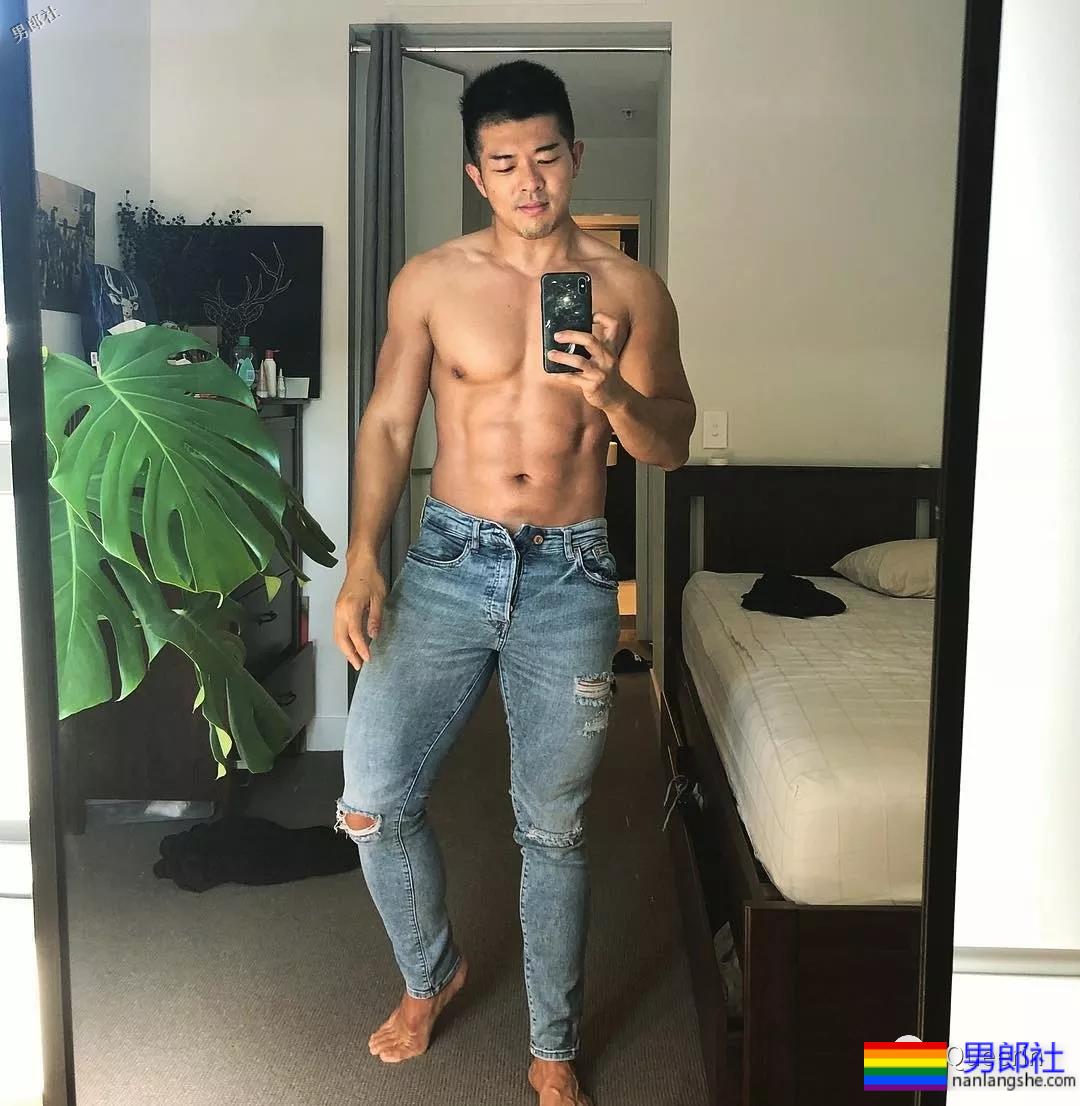 刷屏朋友圈的筋肉小叔竟是插画师？腱子肉和工作反差也太大！ - 51虹马