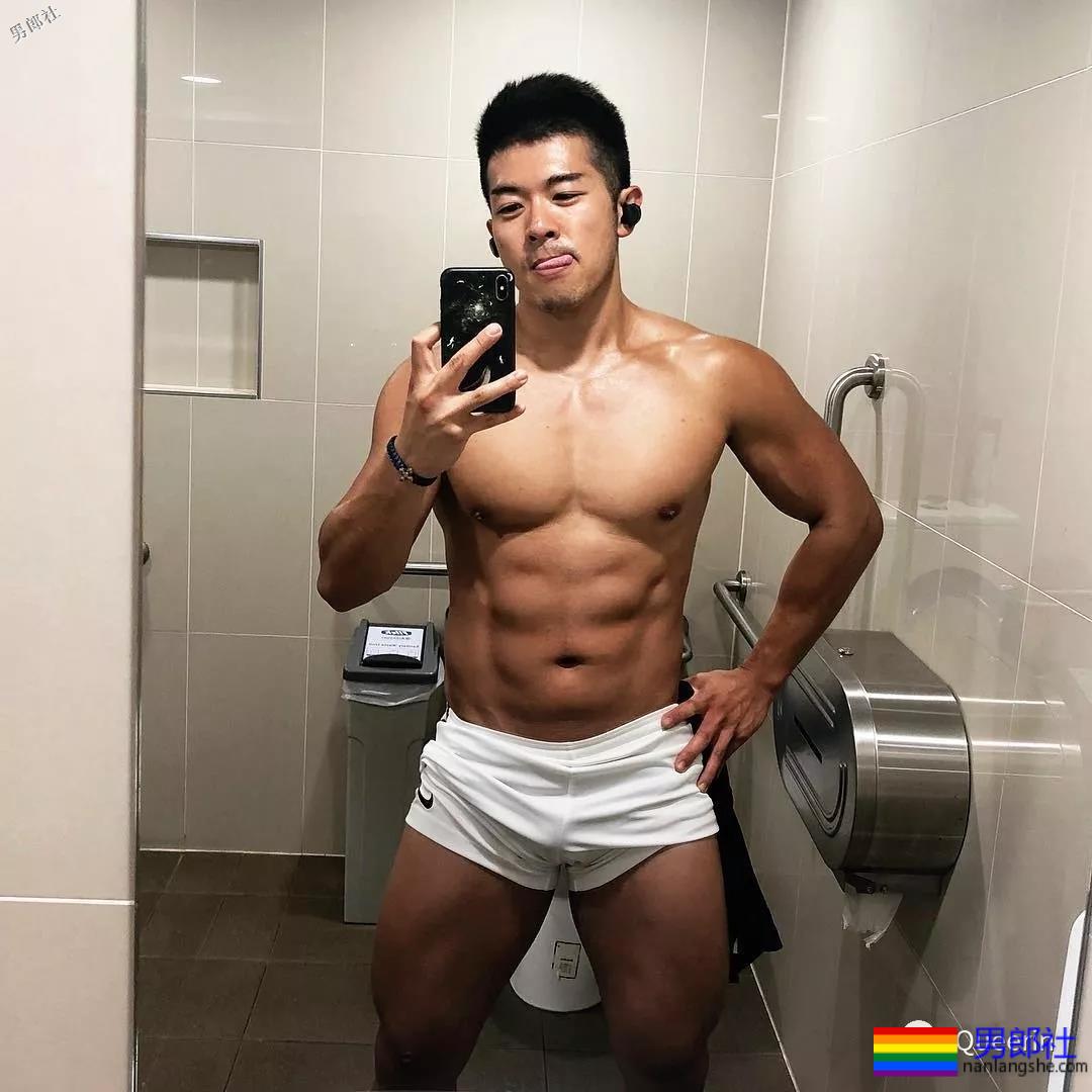 刷屏朋友圈的筋肉小叔竟是插画师？腱子肉和工作反差也太大！ - 51虹马