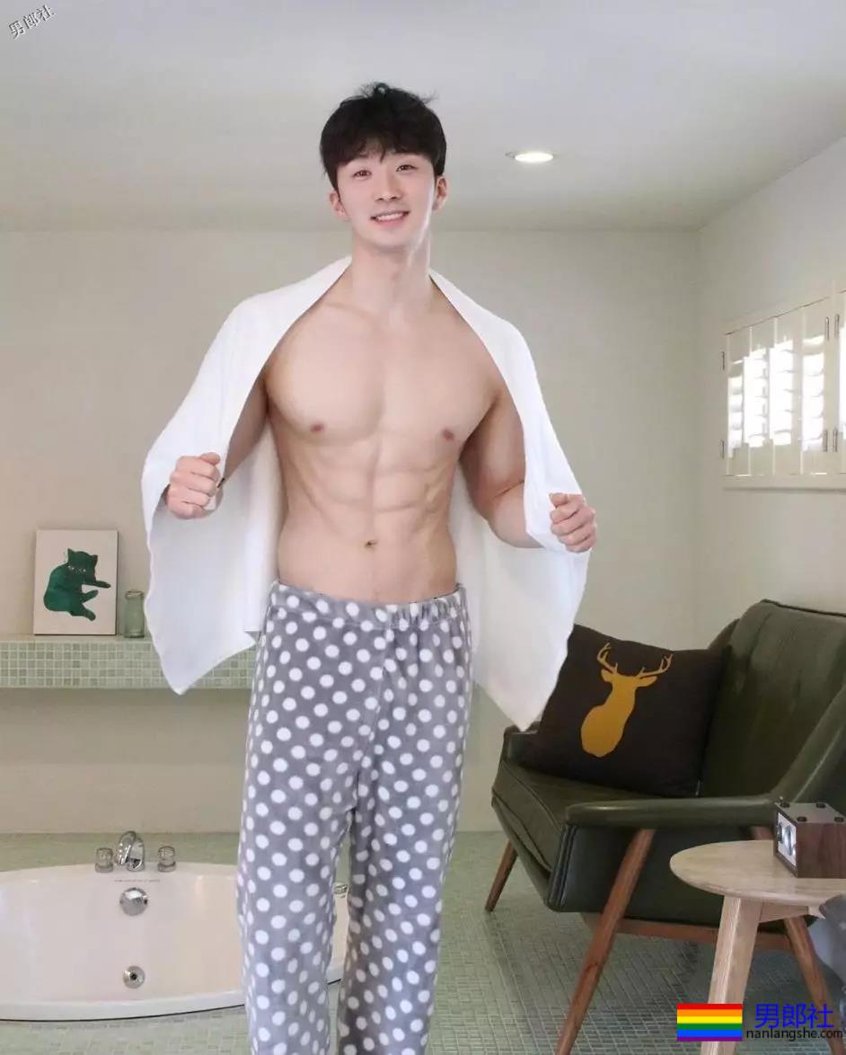 这位白净小哥的腱子肉，我可以舔屏一周惹！-51虹马