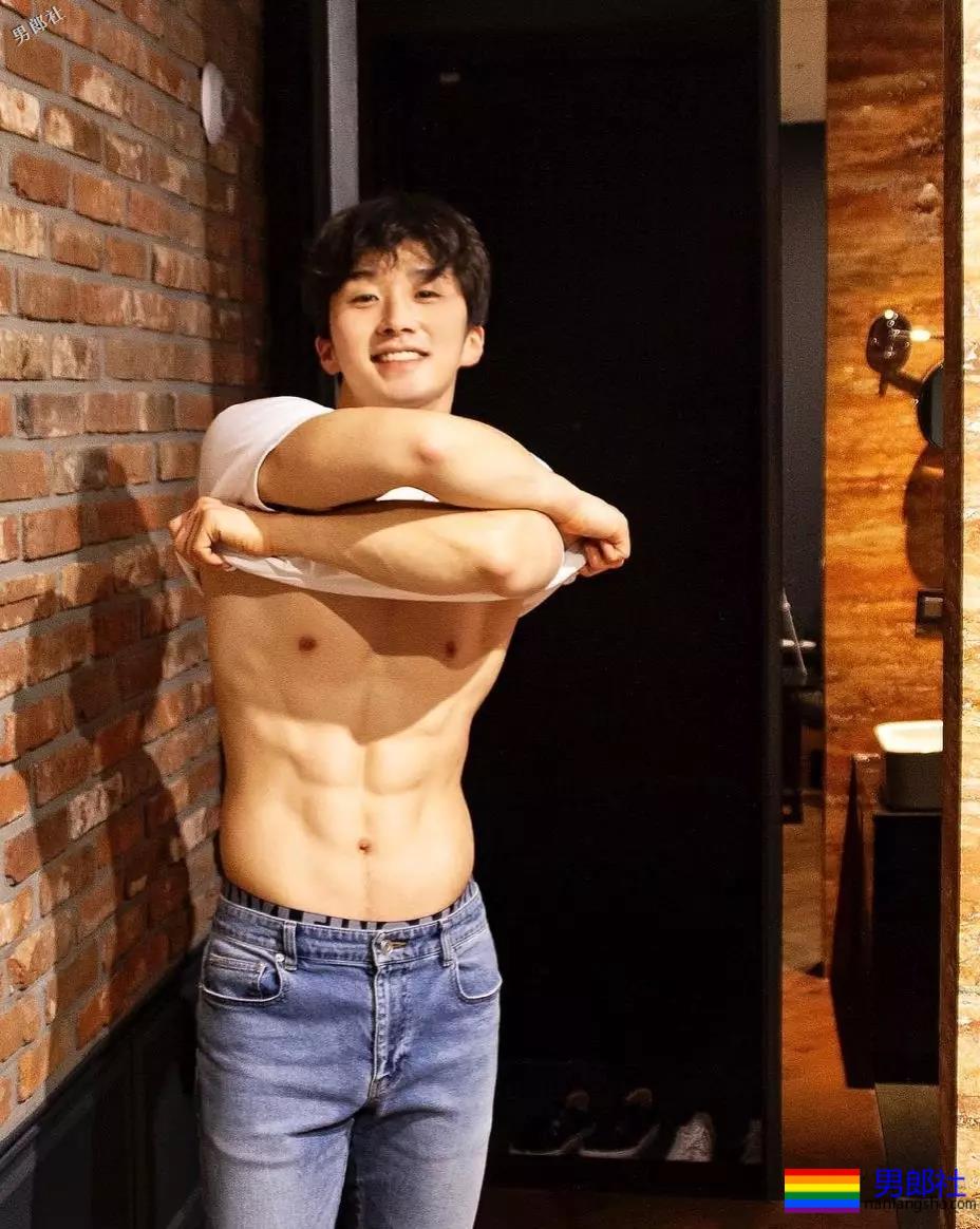 这位白净小哥的腱子肉,我可以舔屏一周惹! - 51虹马 这位白净小哥的腱子肉,我可以舔屏一周惹! - 51虹马