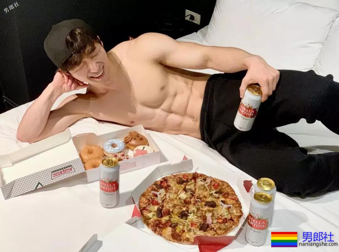 这位白净小哥的腱子肉，我可以舔屏一周惹！ - 51虹马