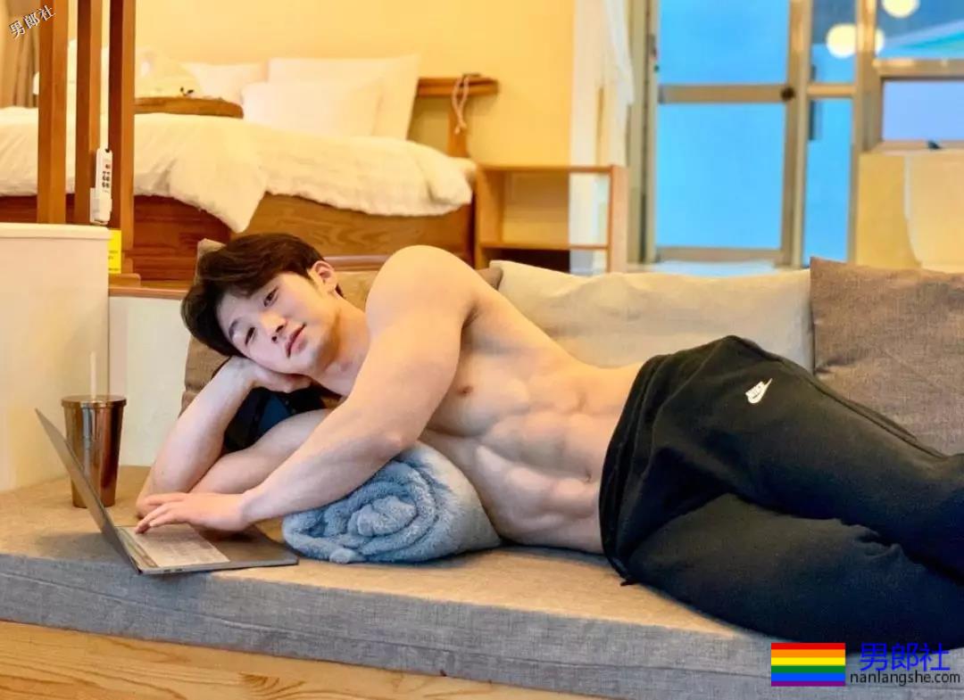 这位白净小哥的腱子肉，我可以舔屏一周惹！ - 51虹马