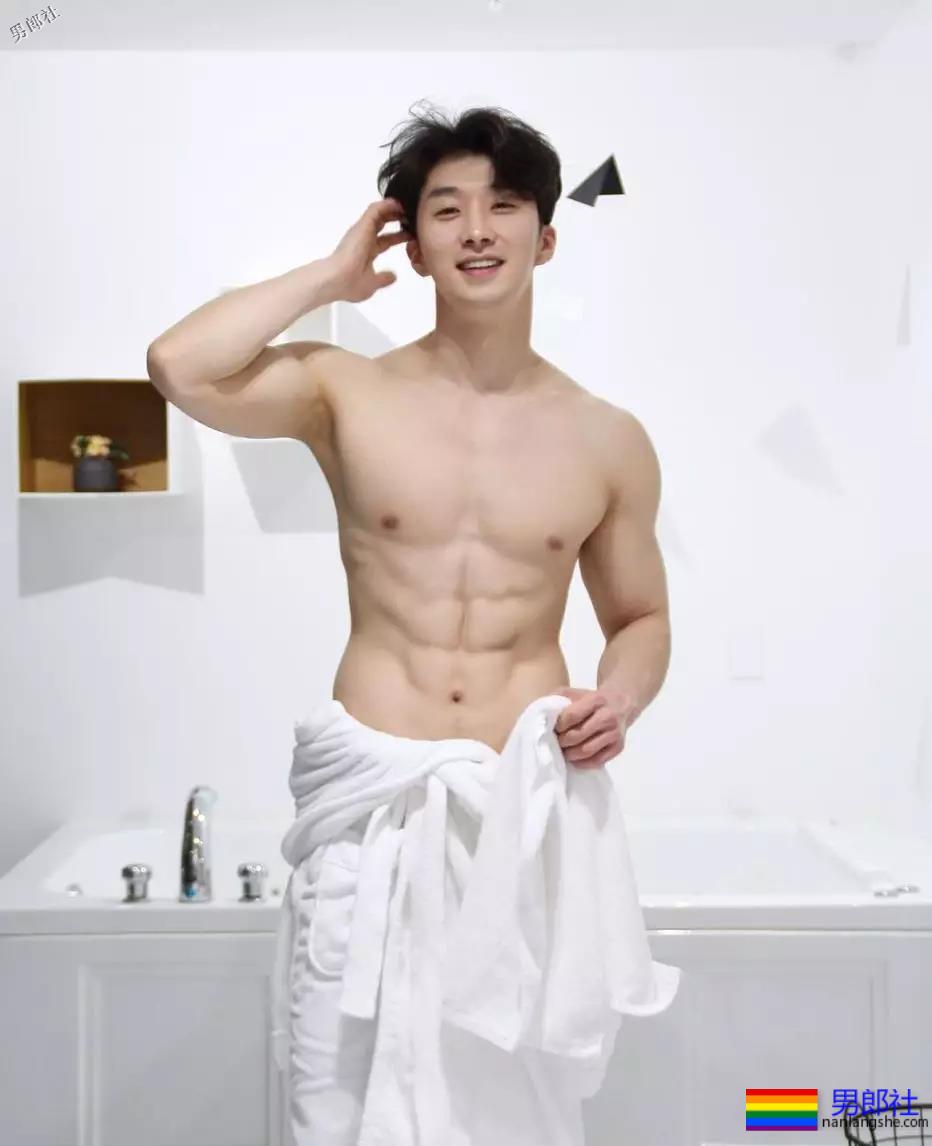 这位白净小哥的腱子肉，我可以舔屏一周惹！ - 51虹马