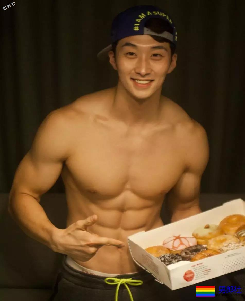 这位白净小哥的腱子肉，我可以舔屏一周惹！ - 51虹马