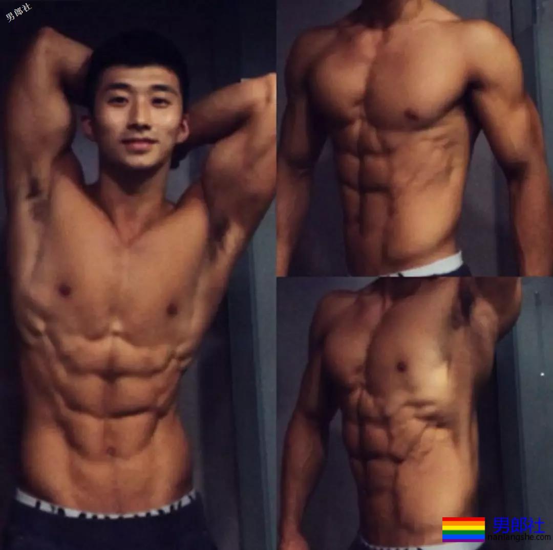 这位白净小哥的腱子肉，我可以舔屏一周惹！ - 51虹马