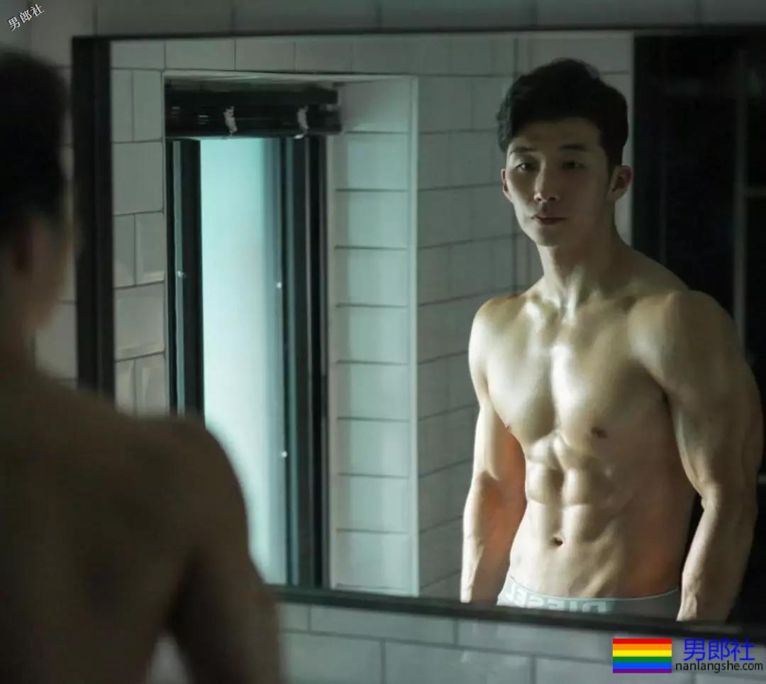 这位白净小哥的腱子肉，我可以舔屏一周惹！ - 51虹马