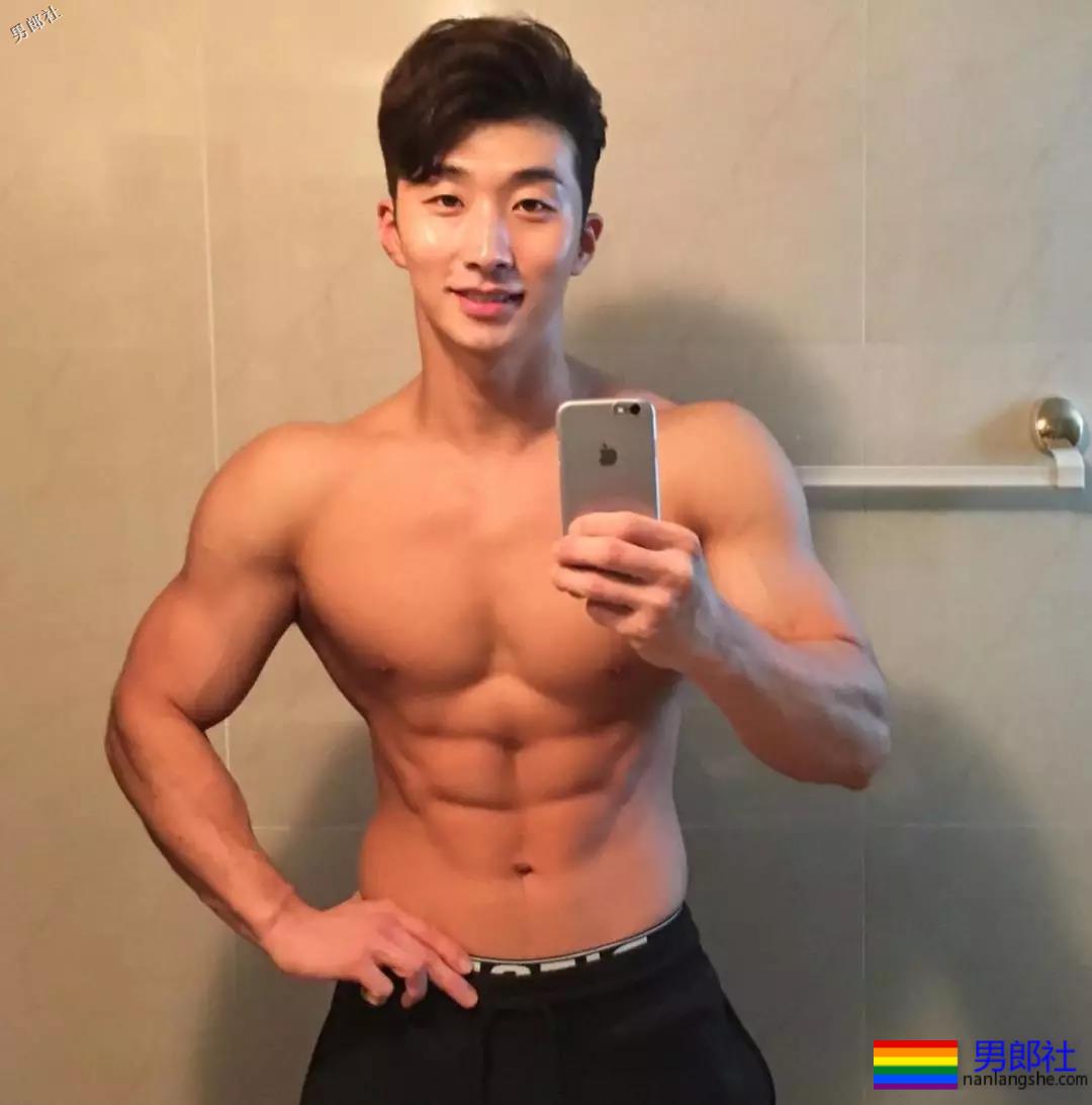 这位白净小哥的腱子肉，我可以舔屏一周惹！ - 51虹马