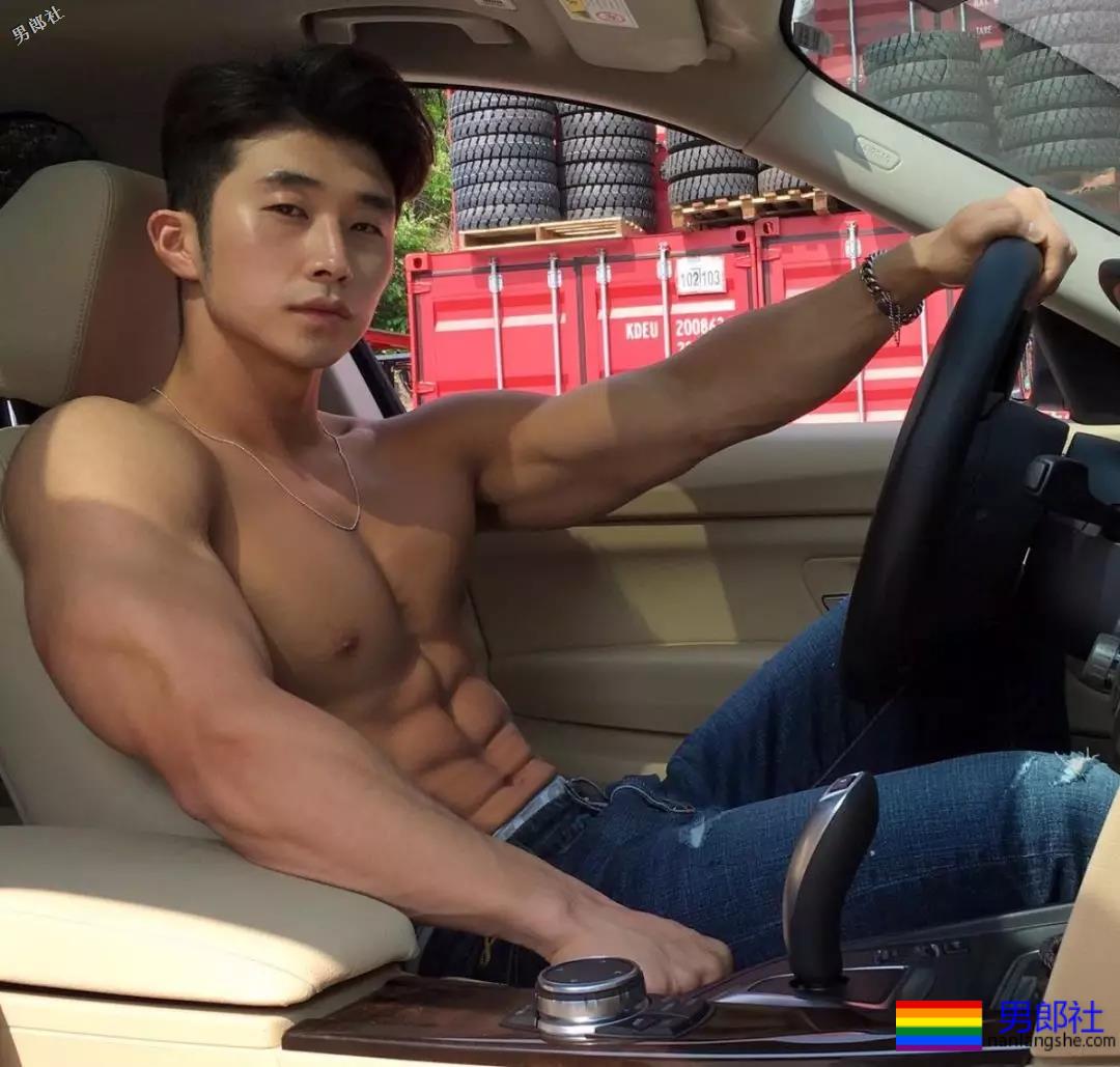 这位白净小哥的腱子肉，我可以舔屏一周惹！ - 51虹马