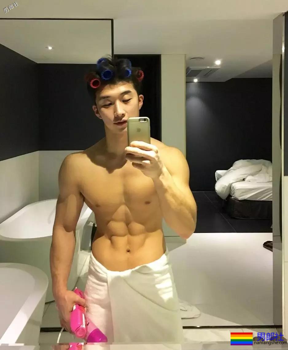 这位白净小哥的腱子肉，我可以舔屏一周惹！ - 51虹马