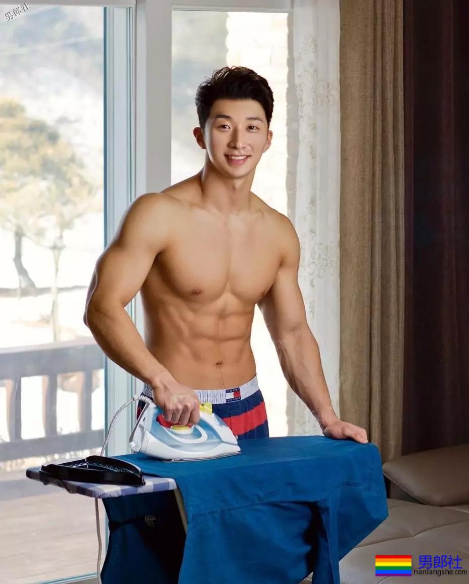 这位白净小哥的腱子肉，我可以舔屏一周惹！ - 51虹马