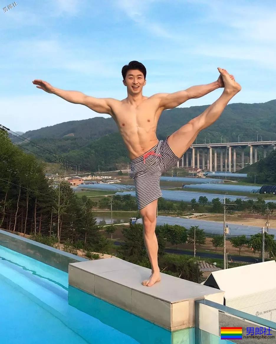 这位白净小哥的腱子肉，我可以舔屏一周惹！ - 51虹马