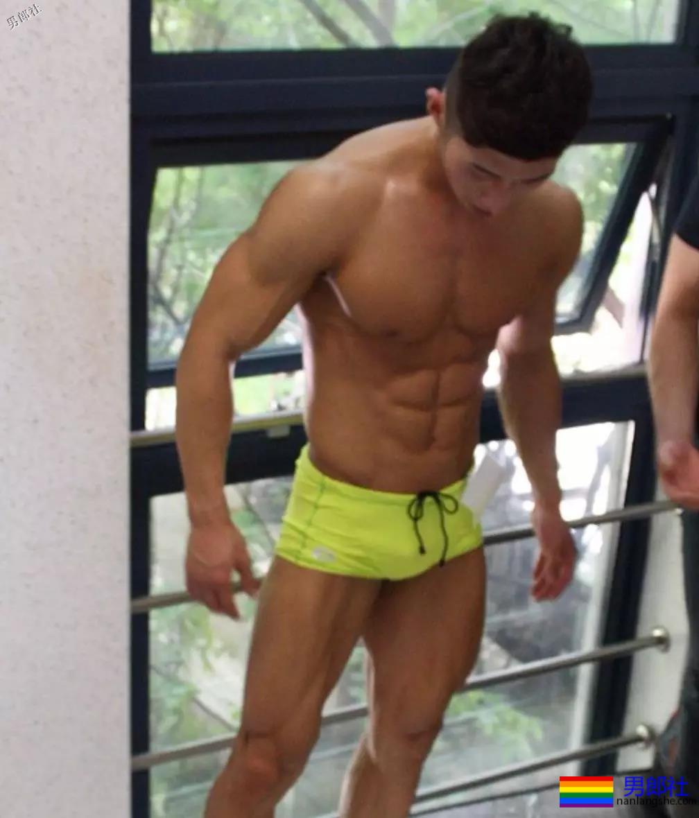 这位白净小哥的腱子肉,我可以舔屏一周惹! - 51虹马 这位白净小哥的腱子肉,我可以舔屏一周惹! - 51虹马