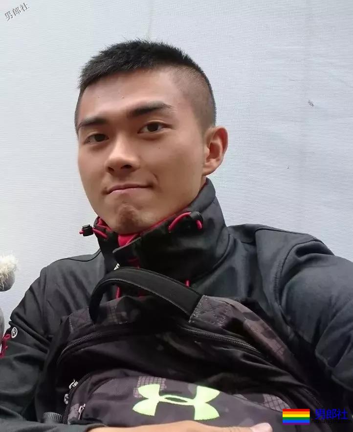 制服学员挂空挡玩自拍尺度惊人！黝黑筋肉忠犬攻？-51虹马