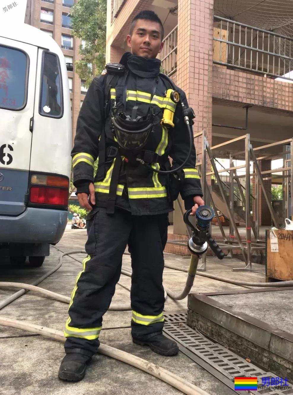 制服学员挂空挡玩自拍尺度惊人！黝黑筋肉忠犬攻？ - 51虹马