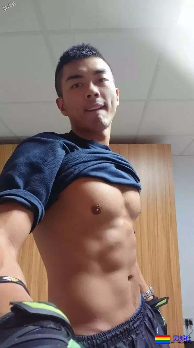 制服学员挂空挡玩自拍尺度惊人！黝黑筋肉忠犬攻？ - 51虹马