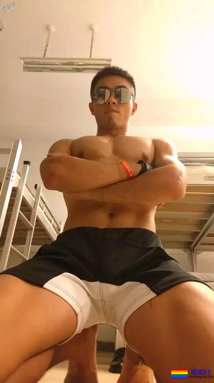 制服学员挂空挡玩自拍尺度惊人！黝黑筋肉忠犬攻？ - 51虹马