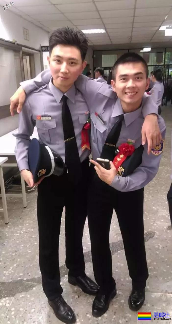 制服学员挂空挡玩自拍尺度惊人！黝黑筋肉忠犬攻？ - 51虹马