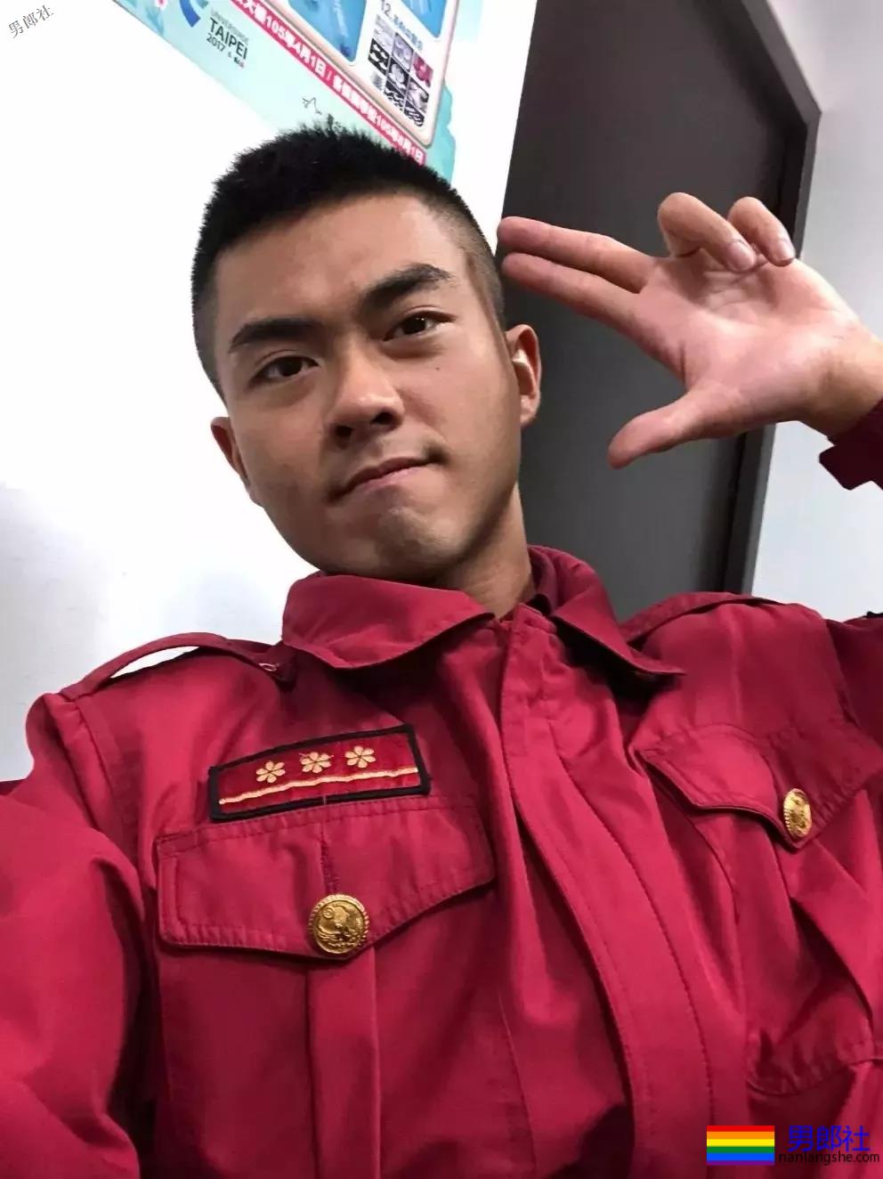 制服学员挂空挡玩自拍尺度惊人！黝黑筋肉忠犬攻？ - 51虹马