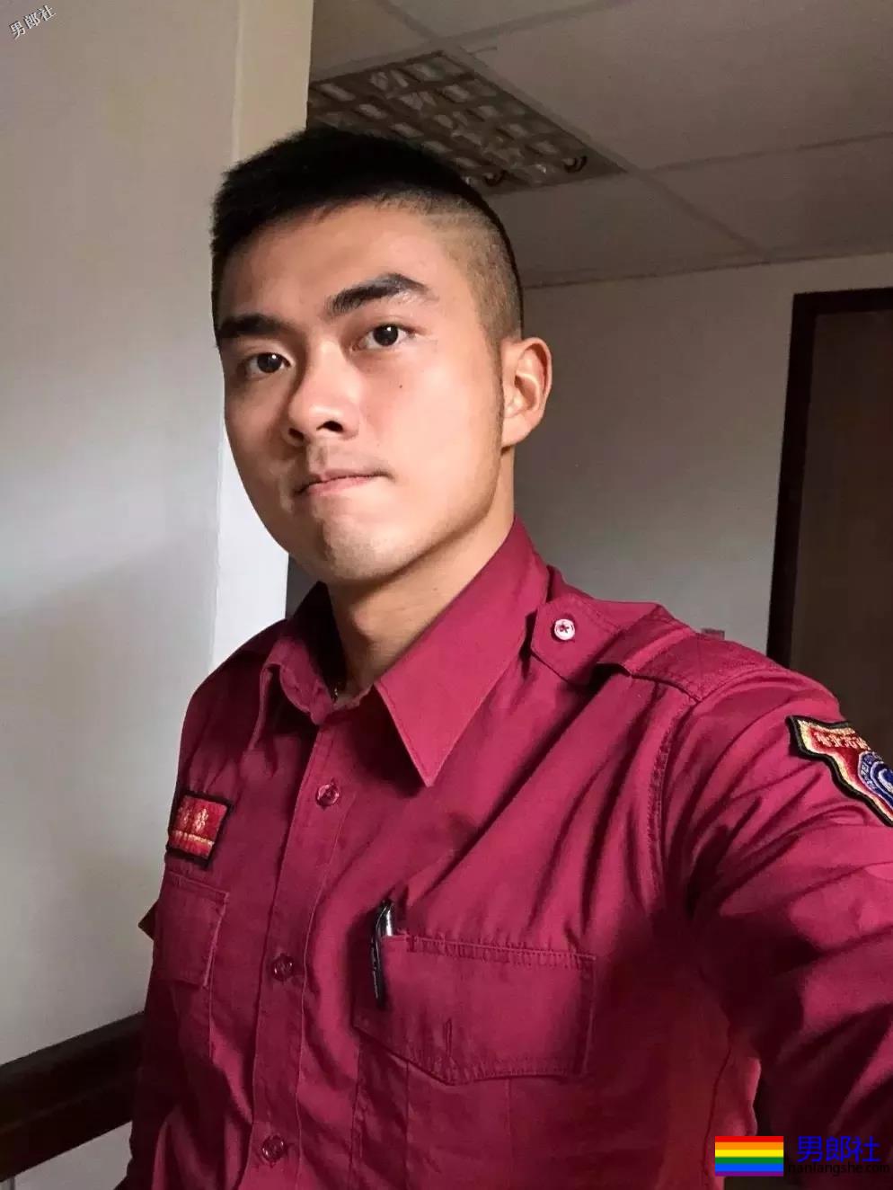 制服学员挂空挡玩自拍尺度惊人！黝黑筋肉忠犬攻？ - 51虹马