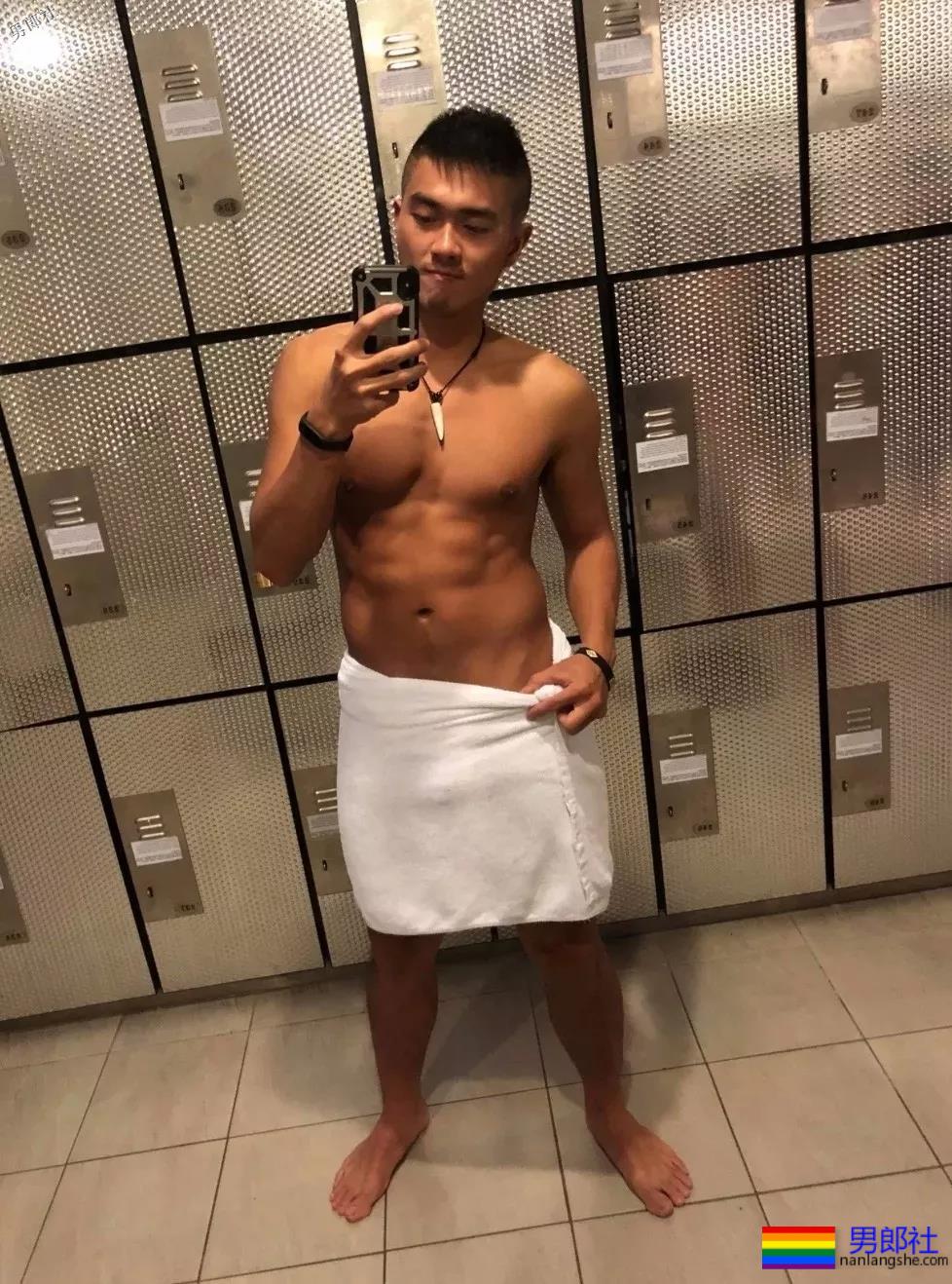 制服学员挂空挡玩自拍尺度惊人！黝黑筋肉忠犬攻？ - 51虹马