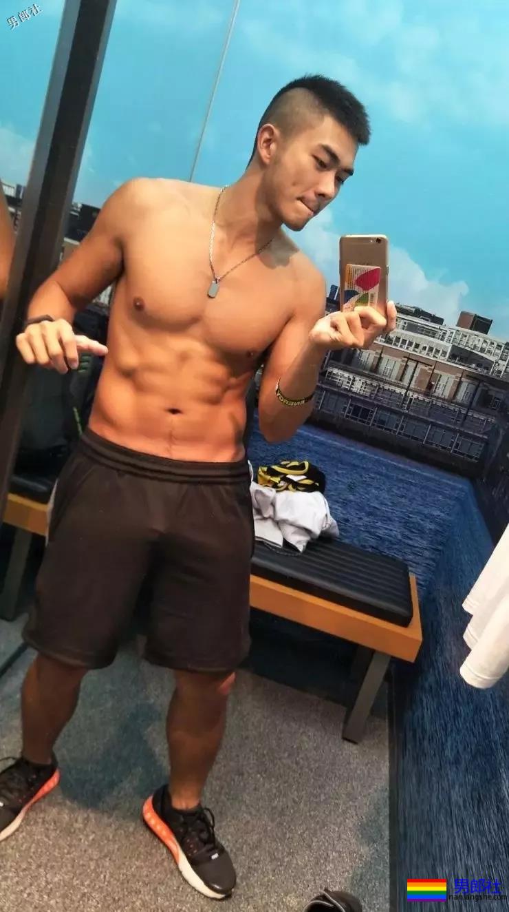 制服学员挂空挡玩自拍尺度惊人！黝黑筋肉忠犬攻？ - 51虹马