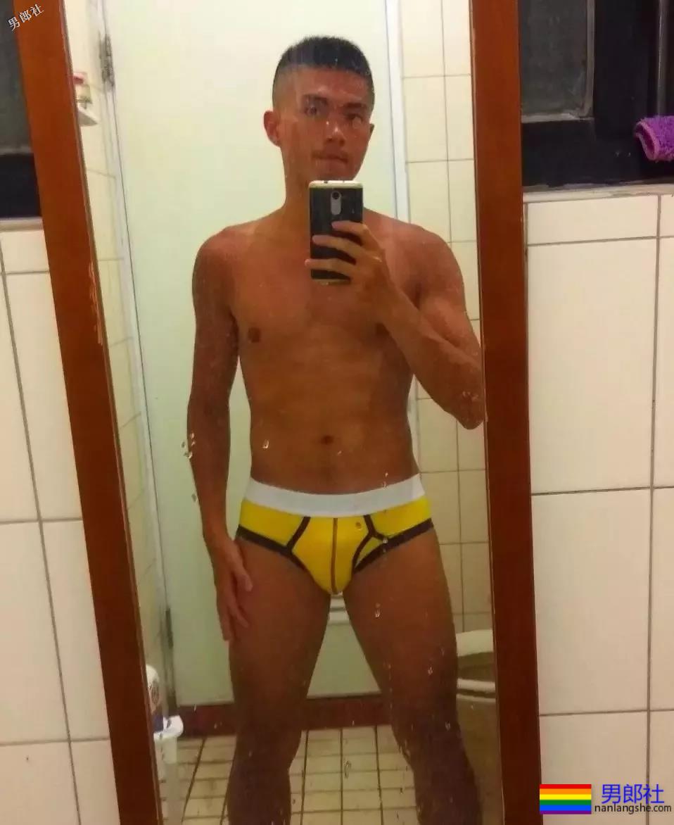 制服学员挂空挡玩自拍尺度惊人！黝黑筋肉忠犬攻？ - 51虹马