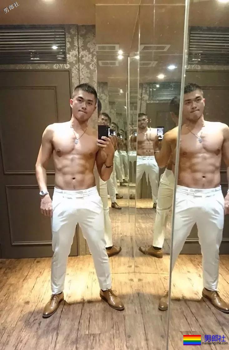 制服学员挂空挡玩自拍尺度惊人！黝黑筋肉忠犬攻？ - 51虹马