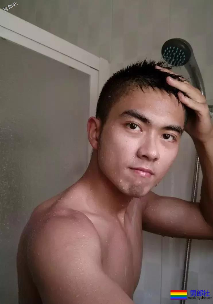 制服学员挂空挡玩自拍尺度惊人！黝黑筋肉忠犬攻？ - 51虹马