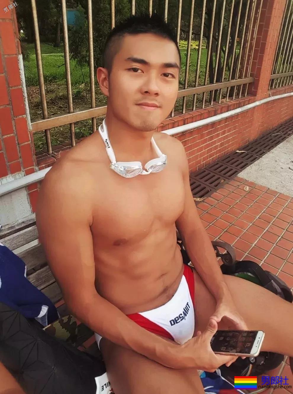 制服学员挂空挡玩自拍尺度惊人！黝黑筋肉忠犬攻？ - 51虹马