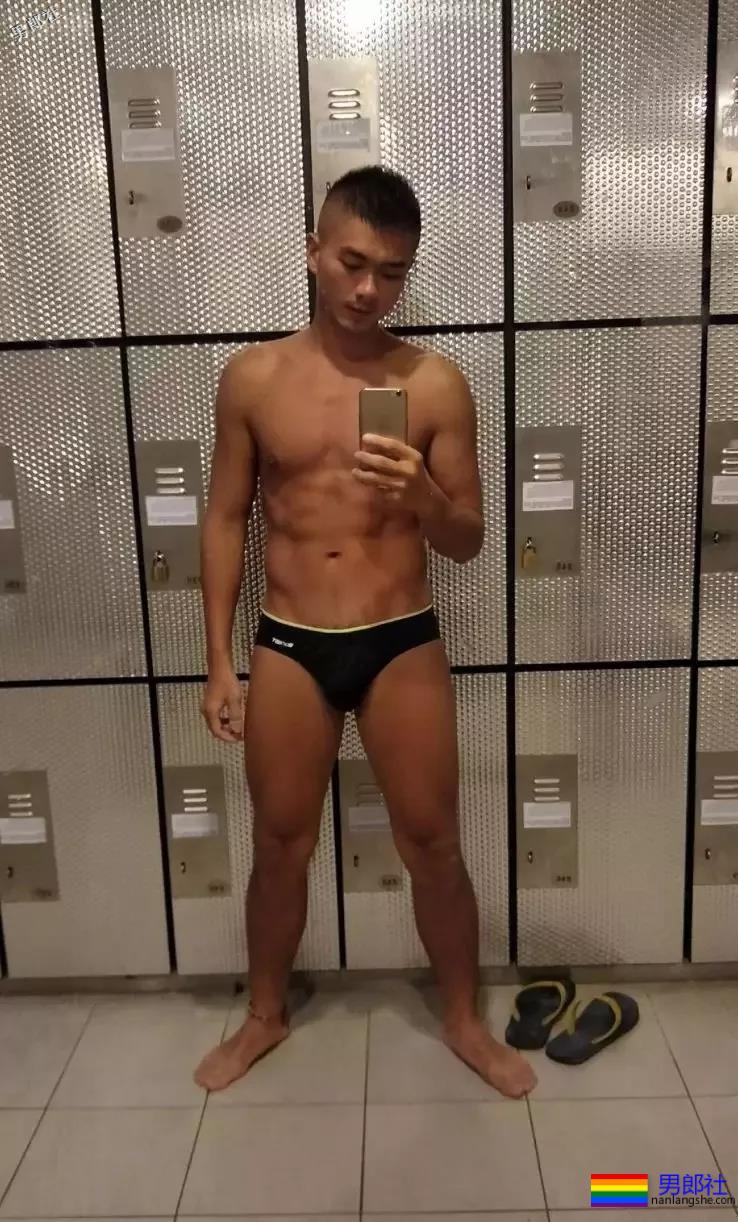 制服学员挂空挡玩自拍尺度惊人！黝黑筋肉忠犬攻？ - 51虹马