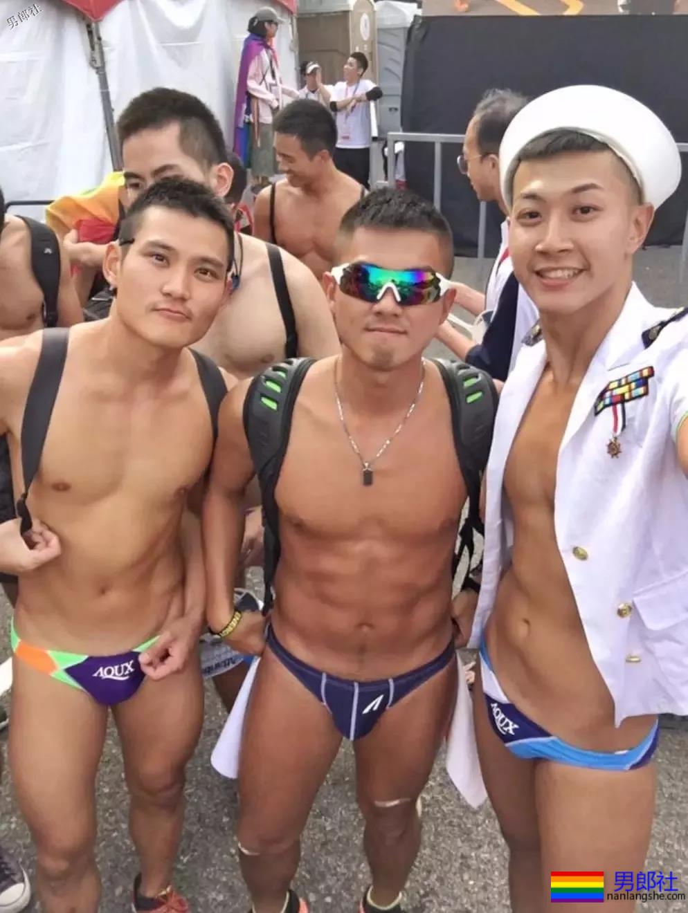 制服学员挂空挡玩自拍尺度惊人！黝黑筋肉忠犬攻？ - 51虹马