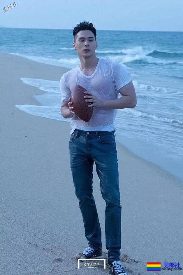 小狼狗玩湿身泄露大秘密！ - 51虹马