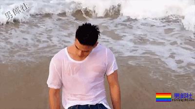 小狼狗玩湿身泄露大秘密！ - 51虹马