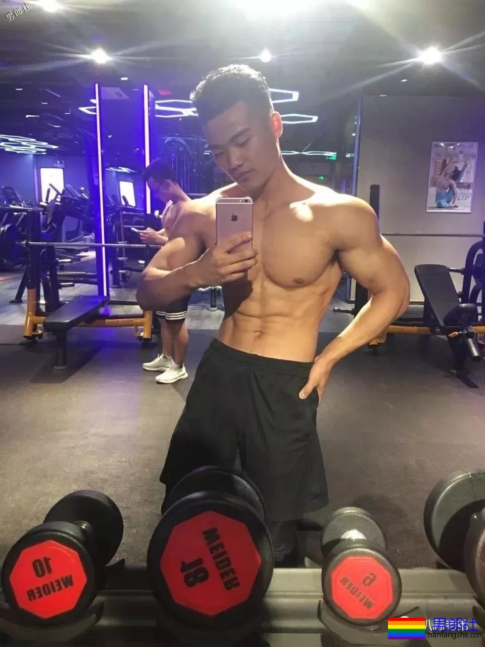 3比例超好的腹毛健身小哥，两款尺寸喜欢谁|？ - 51虹马