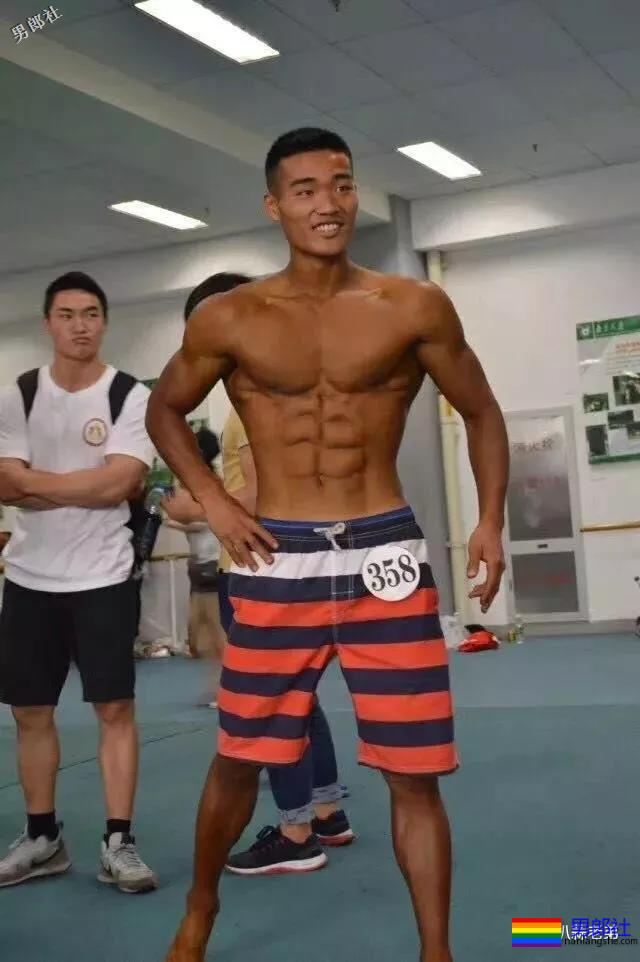 3比例超好的腹毛健身小哥，两款尺寸喜欢谁|？ - 51虹马
