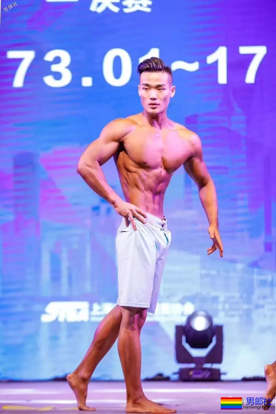 3比例超好的腹毛健身小哥，两款尺寸喜欢谁|？ - 51虹马