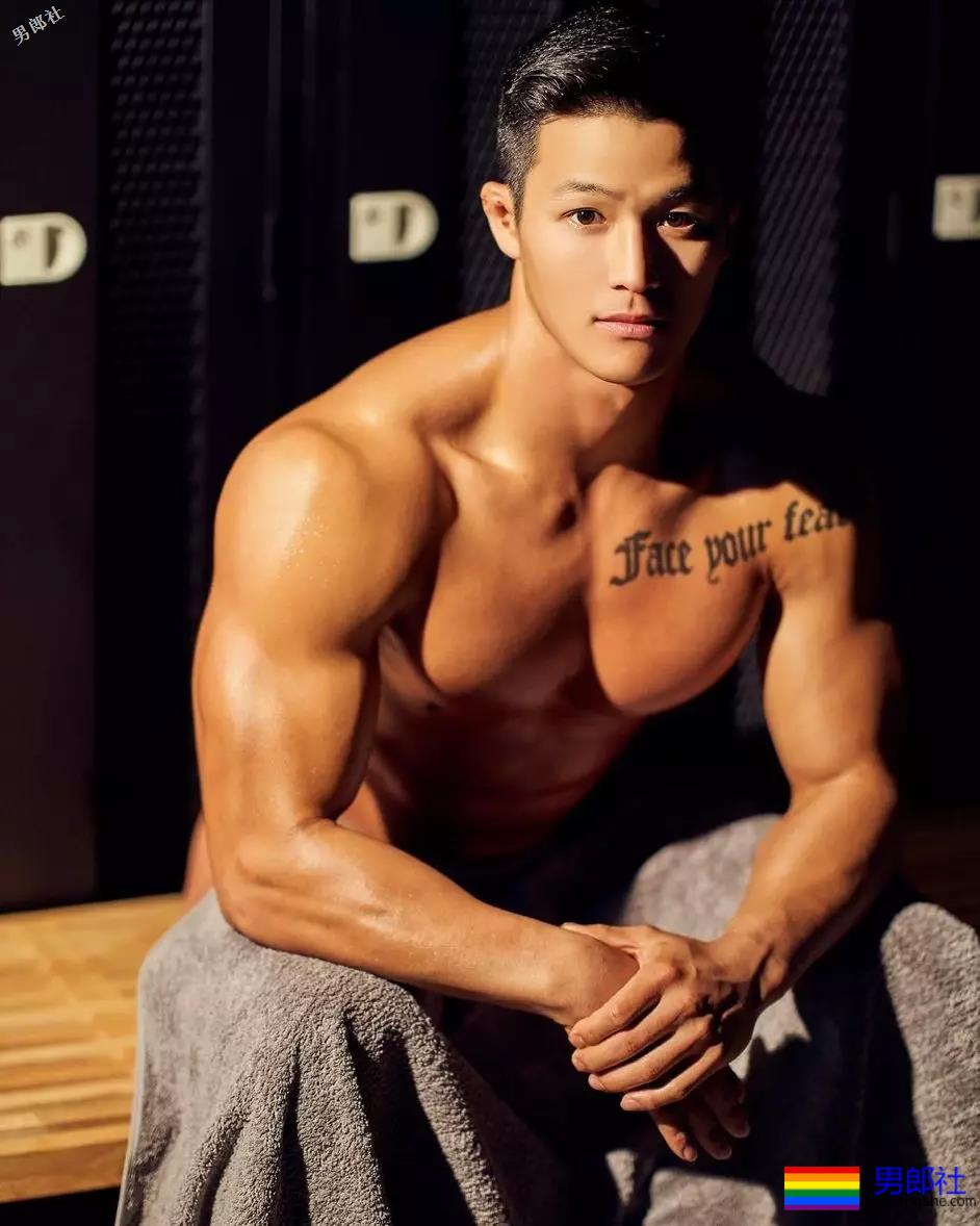 体育生在更衣室拍片！画面太Sexy！ - 51虹马