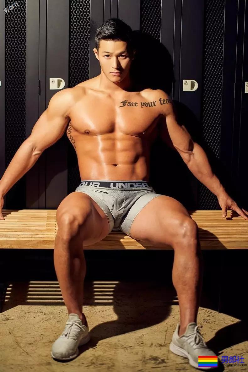 体育生在更衣室拍片！画面太Sexy！ - 51虹马