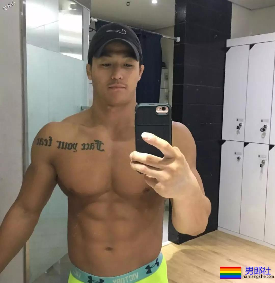 体育生在更衣室拍片！画面太Sexy！ - 51虹马