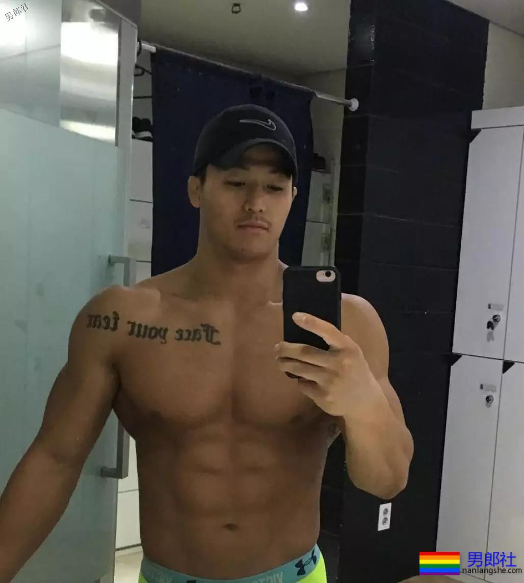 体育生在更衣室拍片！画面太Sexy！ - 51虹马